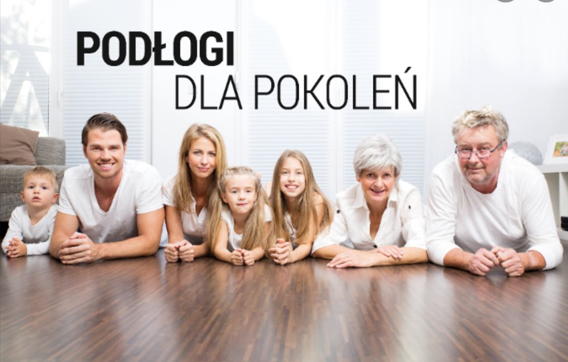 Rodzina trzech pokoleń leży na nowej, błyszczącej, brązowej posadzce z paneli w jasnym salonie. Nad nimi napis: Podłogi dla pokoleń.