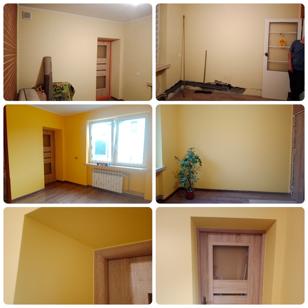 Żółte ściany w pokoju, widoczne fragmenty instalacji elektrycznej, grzejnik, okno i drzwi z ościeżnicą, roślina doniczkowa w rogu pokoju, różne etapy wykończenia.