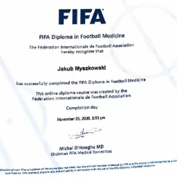 Dyplom FIFA w medycynie sportowej dla Jakuba Myszkowskiego, ukończony 26 listopada 2020 roku, podpisany przez Michela D'Hooghe, przewodniczącego Komitetu Medycznego FIFA.