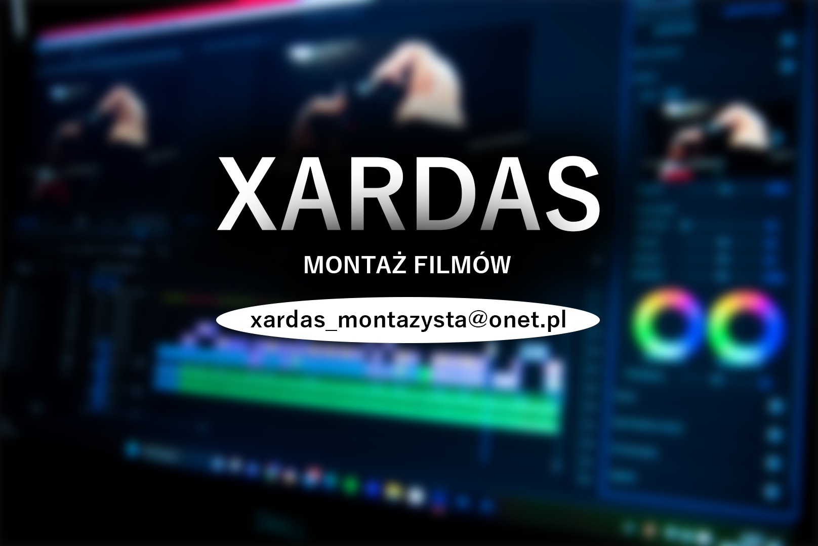 Ekran monitora z programem do edycji wideo, widoczne okno z osią czasu i paleta kolorów, logo firmy XARDAS oraz adres e-mail