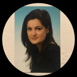 Portret kobiety z ciemnymi włosami, ujęcie w owalu, na jasnym tle z delikatnym gradientem błękitu.