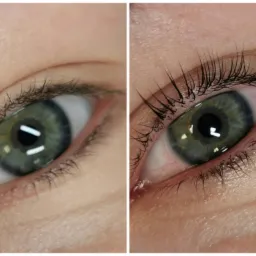 Porównanie oka przed i po zabiegu liftingu rzęs: oko po prawej stronie z wyraźnie podkręconymi i wydłużonymi rzęsami, oko po lewej stronie z naturalnymi rzęsami.