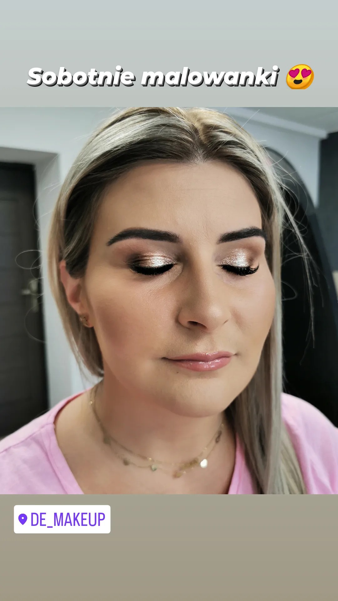 Portret kobiety z zamkniętymi oczami prezentującej złoty, błyszczący cień do powiek, delikatny róż na policzkach i błyszczyk na ustach. Widoczna dwuwarstwowa złota kolia.