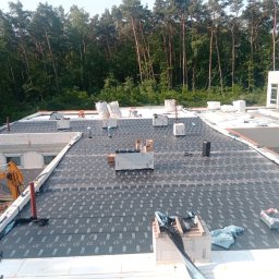 Flat Roof Pawel Canert - Papa samoprzylepna na termoizolacji . Realizacja przyczółka w Lutomiersku
