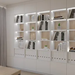 Domowe biuro w stylu boho: Białe, podświetlane półki z książkami i dekoracjami, jasny drewniany stół, szare zasłony i duża roślina doniczkowa.