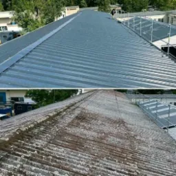 Porównanie stanu dachu przed i po czyszczeniu: górna część zdjęcia przedstawia czysty, blaszany dach w kolorze szarym, z widocznymi profilowanymi panelami i listwą kalenicową, a dolna część ukazuje...