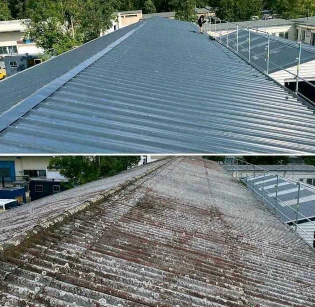 Porównanie stanu dachu przed i po czyszczeniu: górna część zdjęcia przedstawia czysty, blaszany dach w kolorze szarym, z widocznymi profilowanymi panelami i listwą kalenicową, a dolna część ukazuje...