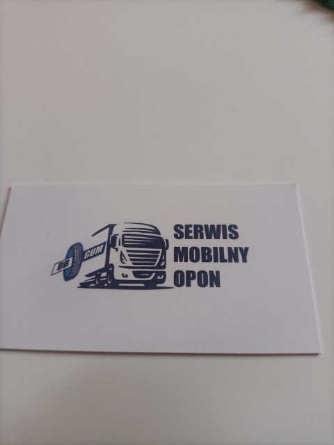 Wizytówka firmy oferującej mobilny serwis opon, z grafiką ciężarówki i opony z logotypem DB Gum.