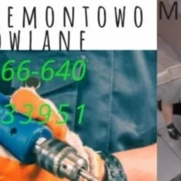 Zdjęcie reklamowe usług remontowo-budowlanych z numerami telefonów, prezentujące wiertarkę w rękawicach roboczych oraz dwóch uśmiechniętych mężczyzn na tle świeżo ułożonych płytek podłogowych.