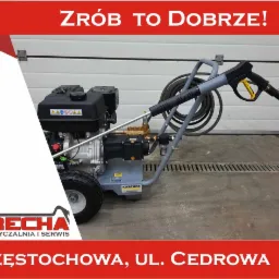 Profesjonalna myjka ciśnieniowa Karcher z silnikiem spalinowym, widoczny pistolet z lancą, wąż wysokociśnieniowy i logo firmy Brecha Częstochowa.