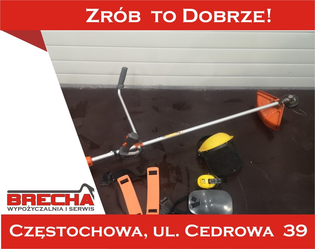 Zestaw do wypożyczenia: kosa spalinowa z osłoną, szelki, osłona twarzy i słuchu, leżące na ciemnym podłożu przed białą, poziomą blachą falistą.