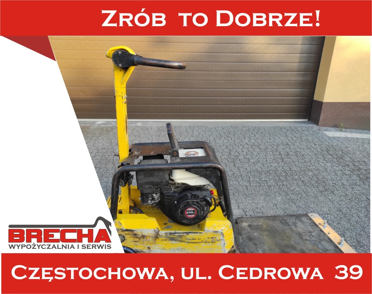 Żółta zagęszczarka gruntu z silnikiem spalinowym, widoczna na kostce brukowej przed brązową bramą garażową, z napisem 'ZRÓB TO DOBRZE!' u góry i logo firmy z adresem u dołu.
