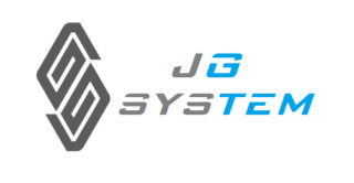 Logo firmy JG System z geometrycznym symbolem przypominającym splecione litery 'S' w kolorze szarym, obok napis 'JG' szarym fontem i 'SYSTEM' niebieskim fontem, całość na białym tle.