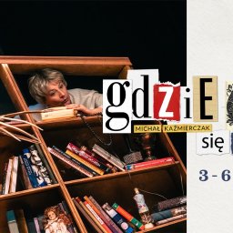 Natalia Mazurkiewicz-Szafarska - Plakat teatralny przedstawiający dwie aktorki w regale z książkami, tytuł spektaklu: 'Gdzie gubią się zdania', Teatr Groteska, data: 3-6 kwietnia 2025.