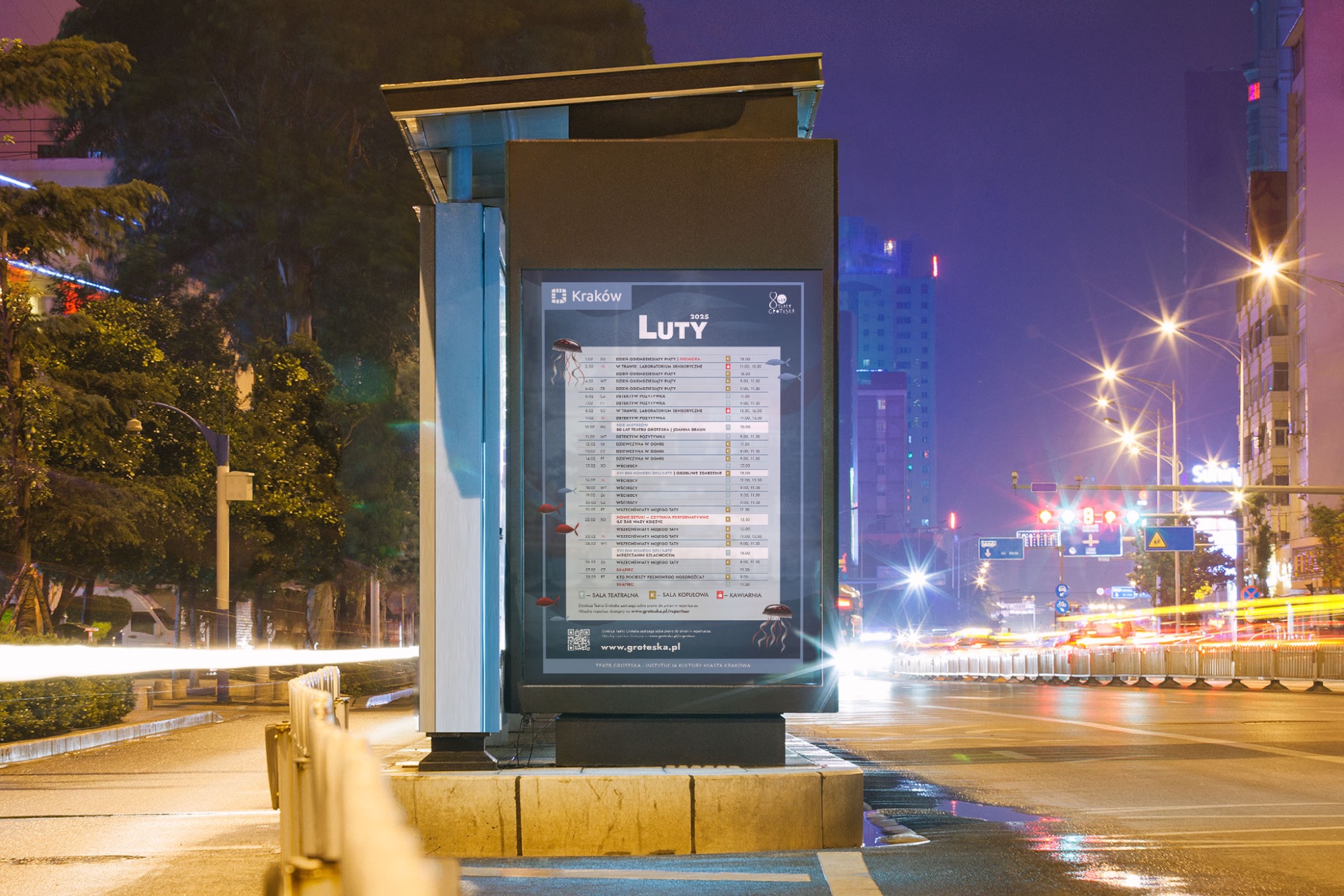 Plakat teatralny w Krakowie na przystanku autobusowym, prezentujący repertuar Teatru Groteska na luty 2025. W tle nocne miasto z rozmytymi światłami samochodów.
