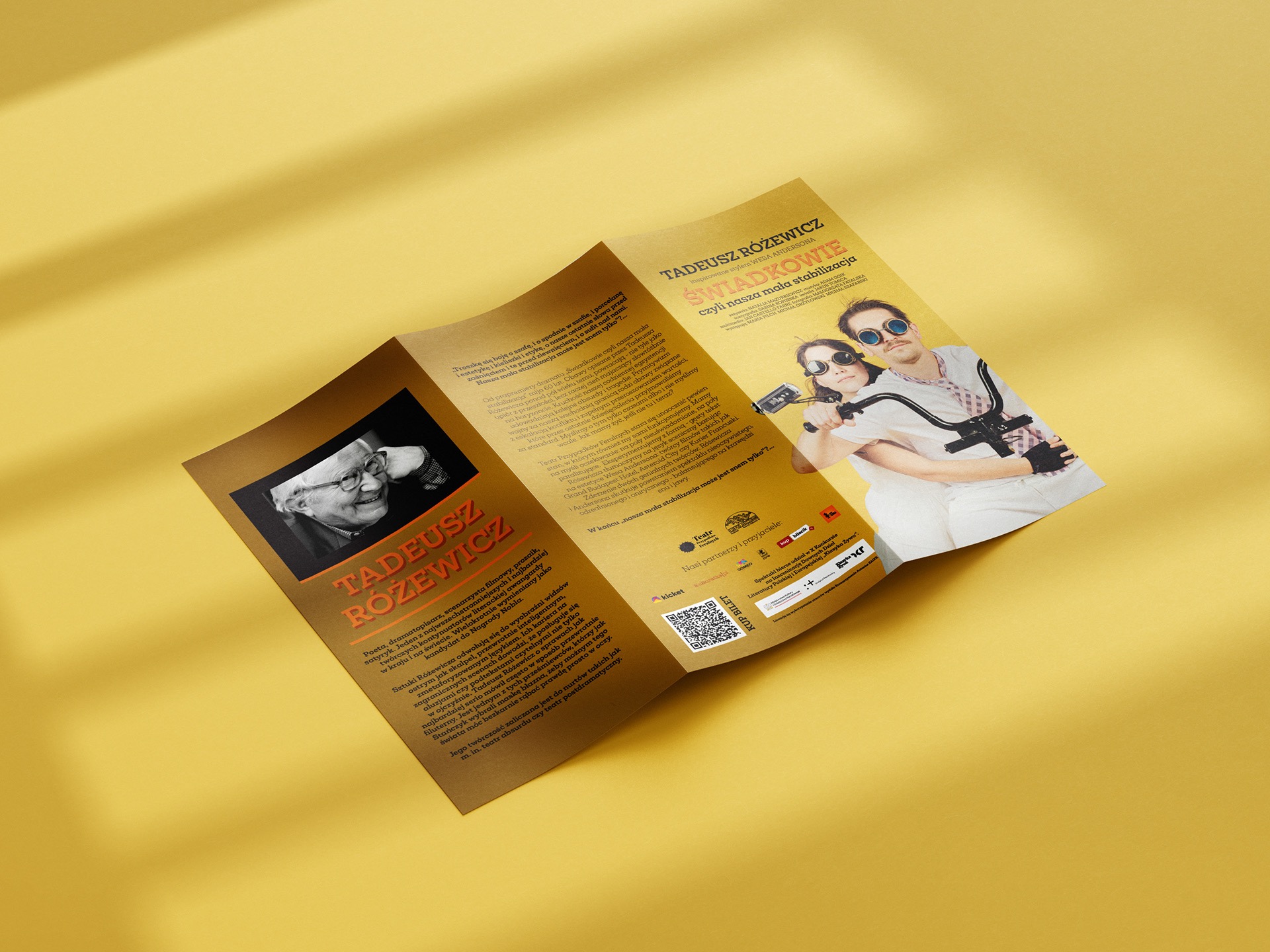 Ulotka teatralna z portretem Tadeusza Różewicza i zdjęciem pary w okularach, na rowerze, z tekstem 'Świadkowie czyli nasza mała stabilizacja'. Żółte tło.