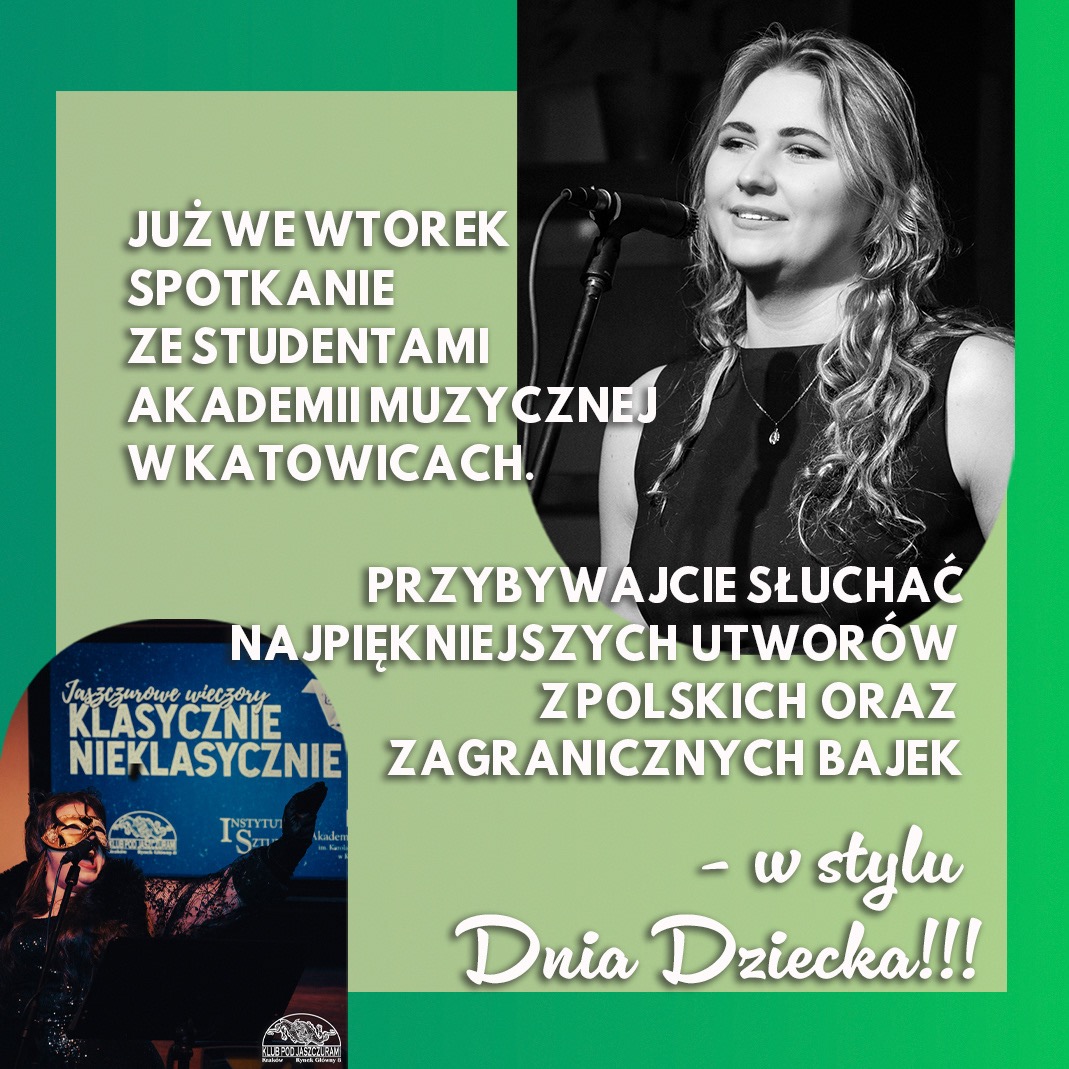 Czarno-białe zdjęcie kobiety śpiewającej do mikrofonu na tle zielonego plakatu z informacją o wydarzeniu: spotkaniu ze studentami Akademii Muzycznej w Katowicach.