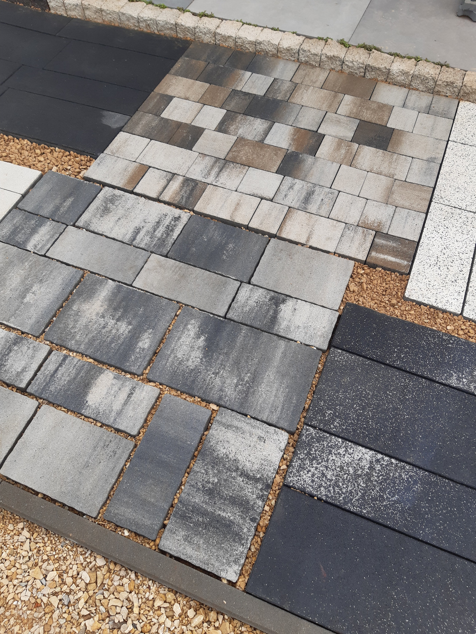 To zdjęcie prezentuje od góry kostkę brukową Bruk Prosty w kolorystyce york oraz kostkę Mosaic w wersji gothic.