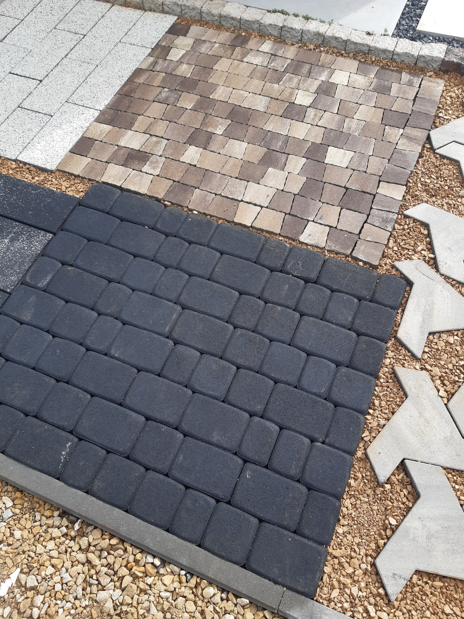 Zdjęcie przedstawia kostkę brukową Fantazja w wersji natur oraz Starobruk w wersji grafitowej.