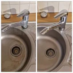 Porównanie stanu zlewu kuchennego przed i po czyszczeniu, widoczne osady i kamień usunięte z powierzchni stali nierdzewnej i chromowanej baterii.