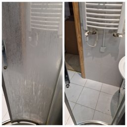 Aneta Surowiec Czyste Wnętrze - Zanieczyszczona kabina prysznicowa w Łańcucie przed czyszczeniem, widoczne zacieki i osady na szklanych drzwiach oraz zabrudzenia na płytkach podłogowych.