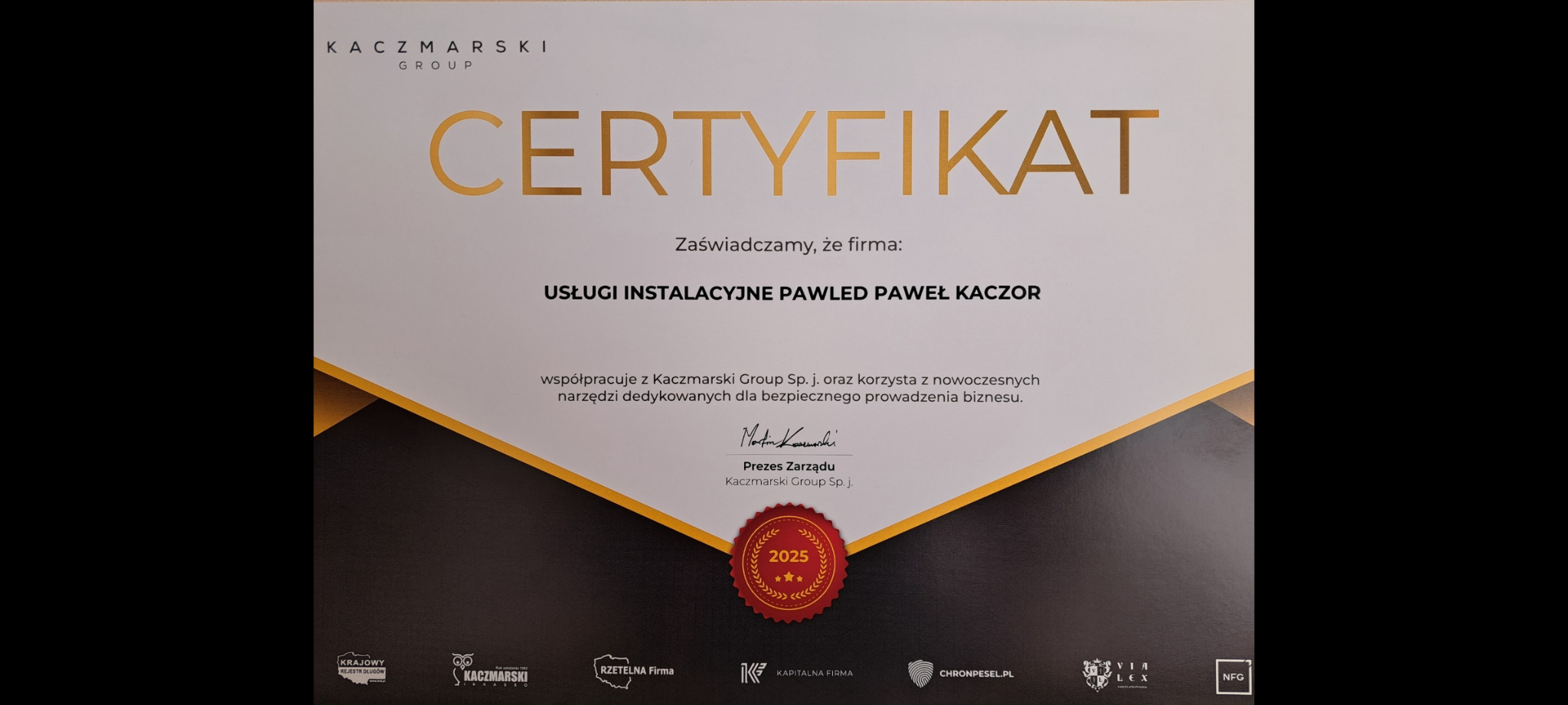Certyfikat dla Usług Instalacyjnych Pawled Paweł Kaczor od Kaczmarski Group Sp.j. z datą ważności do 2025 roku. Zawiera logo firm i podpis Prezesa Zarządu.