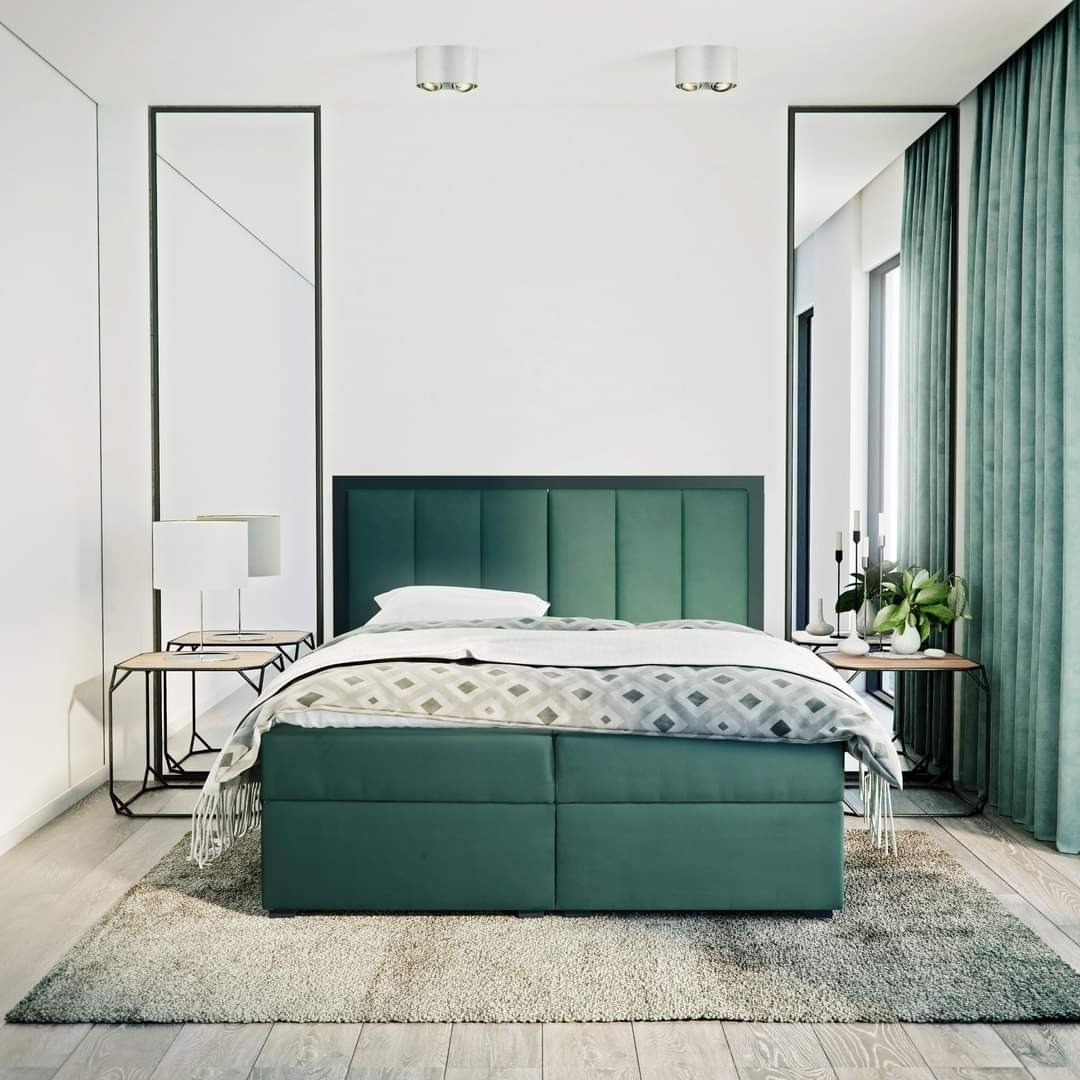 Nowoczesna sypialnia z łóżkiem kontynentalnym w odcieniach zieleni, z geometrycznym wzorem na narzucie, uzupełniona o minimalistyczne stoliki nocne i wysokie lustra po bokach.