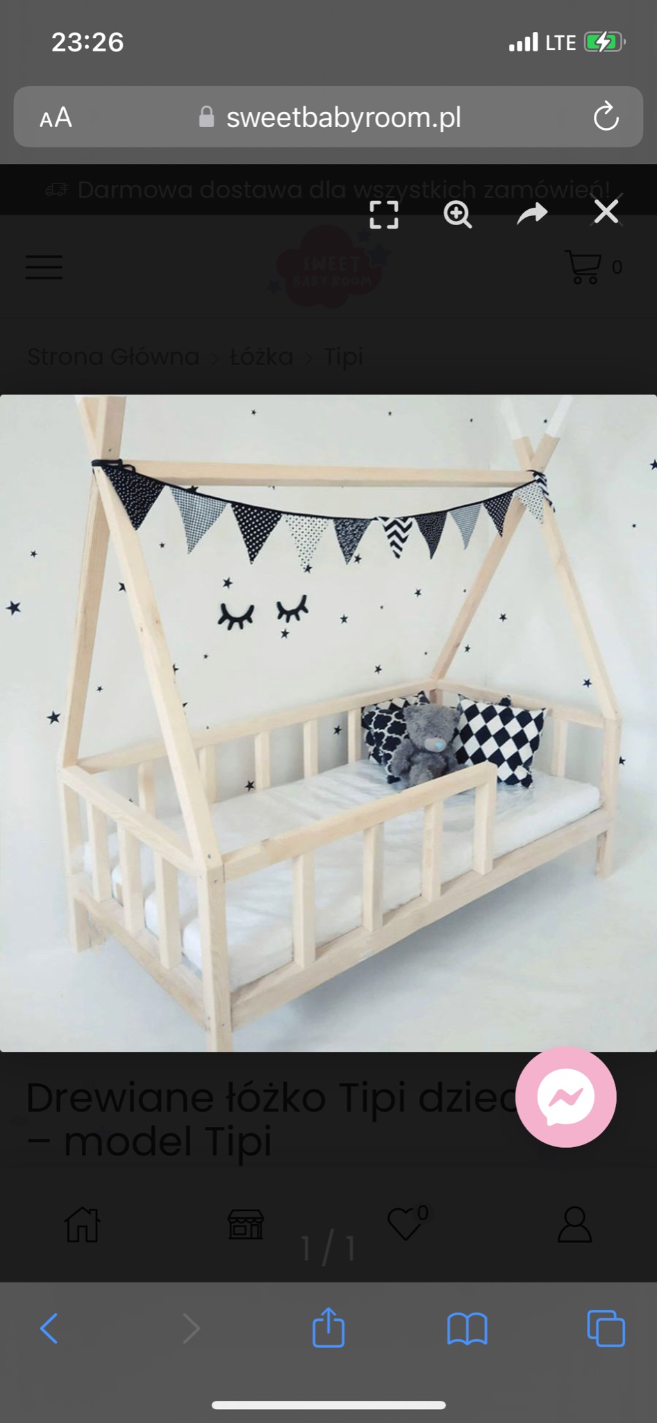 Drewniane łóżko tipi dla dziecka z dekoracjami w stylu skandynawskim: girlanda z czarno-białych trójkątów, naklejki na ścianie w kształcie zamkniętych oczu i gwiazdek, pluszowy miś i poduszki...