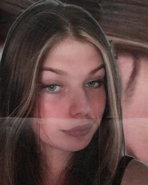 Portret młodej kobiety z blond pasemkami, z niebieskimi oczami, z fragmentami innego zdjęcia w tle, nałożonymi w formie kolażu.