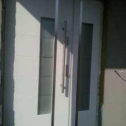Drzwi drewno- lakier biały z dostawką boczną stałą .