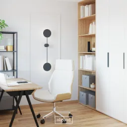 Nowoczesne biuro domowe z drewnianym biurkiem, białym krzesłem obrotowym, regałem z książkami i dekoracyjną lampą ścienną.