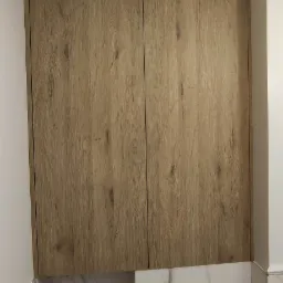 Wisząca szafka łazienkowa z drewnopodobnymi frontami nad marmurową zabudową toalety podtynkowej z chromowanym przyciskiem spłukiwania.