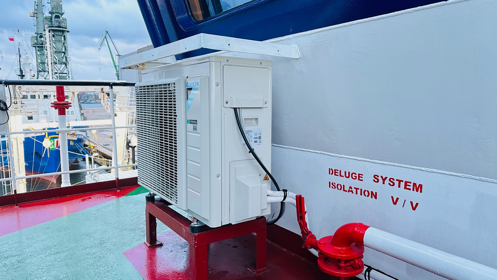 Klimatyzator Daikin montowany na statku