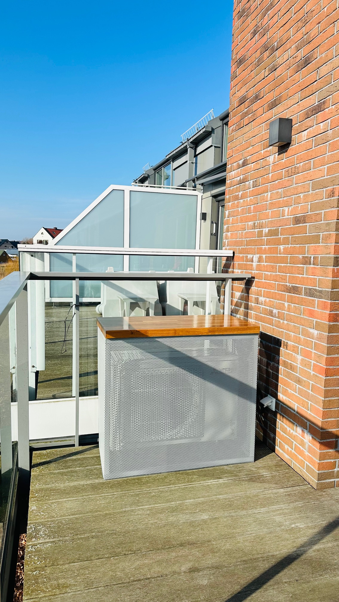 Klimatyzator w obudowie wykonanej na specjalne życzenie klienta w stylu dopasowanym do architektury budynku