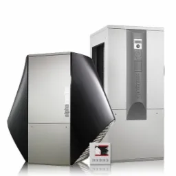 Dwie pompy ciepła Alpha InnoTec: jedna o futurystycznym kształcie z czarną obudową i srebrnymi panelami, druga prostopadłościenna, szara, z panelem sterowania i dodatkowy panel sterujący z ekranem...