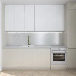 Minimalistyczna kuchnia z białymi szafkami górnymi i beżowymi dolnymi, złota bateria, marmurowy backsplash i parkiet w jodełkę.