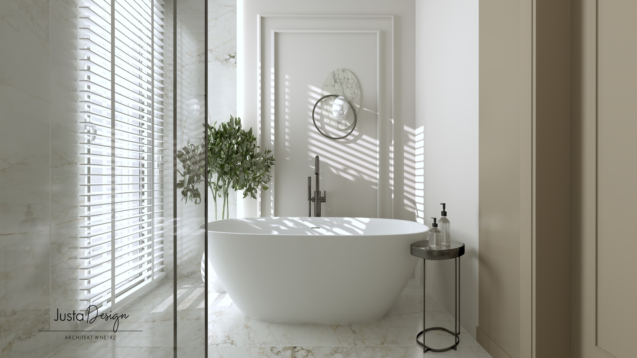 Elegancka łazienka z wolnostojącą białą wanną, marmurową posadzką i ścianami, oraz dekoracyjnym panelem ściennym z abstrakcyjną ozdobą. Światło słoneczne wpada przez żaluzje, tworząc cienie...