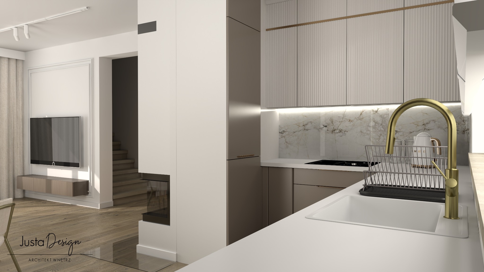Nowoczesna kuchnia z białymi szafkami z ryflowanymi frontami, marmurowym backsplashiem, złotą armaturą i widokiem na salon z telewizorem i kominkiem, projekt Justa Design.