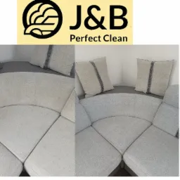 Porównanie przed i po czyszczeniu fragmentu narożnej kanapy z jasną tapicerką i poduszkami, widoczne logo firmy 'J&B Perfect Clean'.