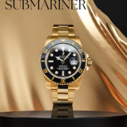 Złoty zegarek Rolex Submariner Date na czarnym postumencie, z drapowaną złotą tkaniną w tle, oświetlony w studio.