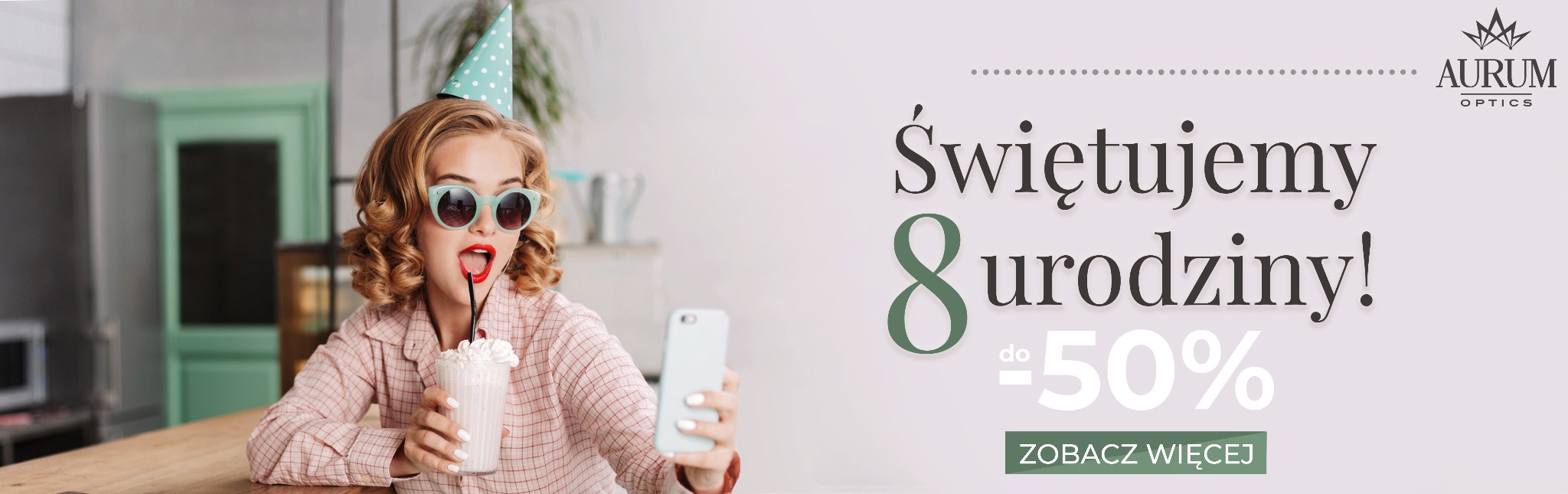 Promocyjna grafika z okazji 8 urodzin firmy optycznej Aurum Optics, przedstawiająca uśmiechniętą kobietę w okularach i czapeczce urodzinowej, pijącą koktajl i robiącą sobie zdjęcie telefonem.