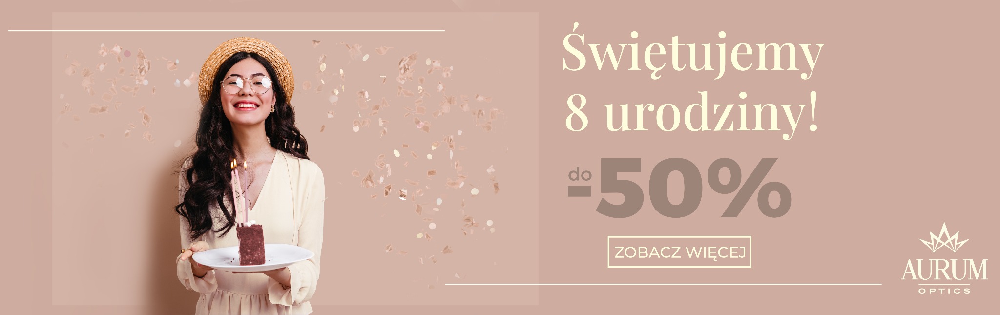 Uśmiechnięta kobieta w okularach i słomkowym kapeluszu trzyma talerz z kawałkiem tortu i zapalonymi świeczkami na tle konfetti i napisu 'Świętujemy 8 urodziny! do 50%'