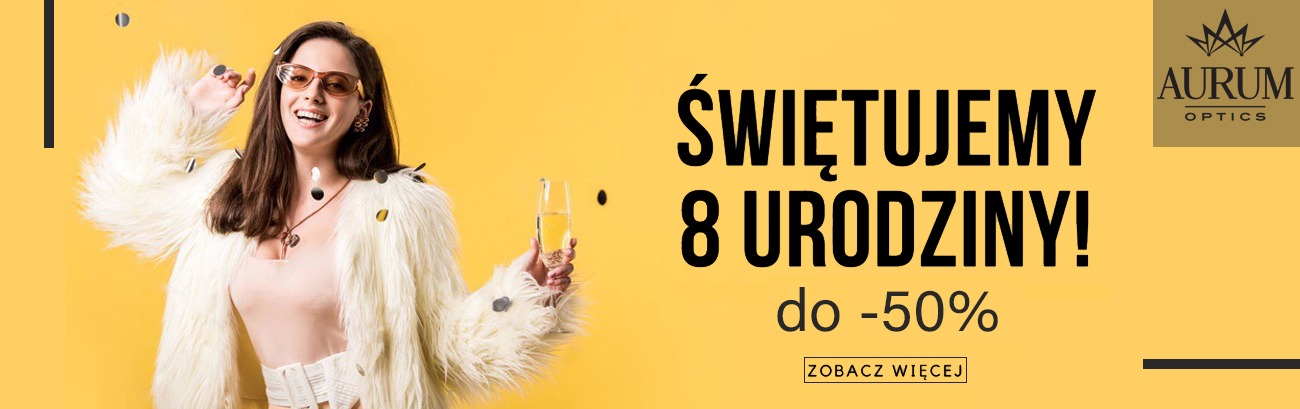 Uśmiechnięta kobieta w okularach i futrze, trzyma kieliszek szampana na żółtym tle z napisem 'Świętujemy 8 urodziny! do -50%'