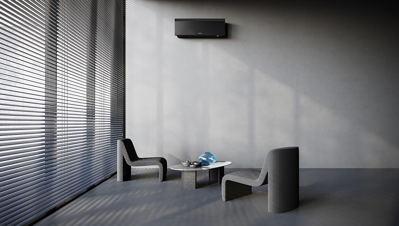 Nowoczesny, czarny klimatyzator ścienny w minimalistycznym wnętrzu w Sosnowcu, z żaluzjami okiennymi rzucającymi cienie na szarą ścianę i podłogę, uzupełniony stolikiem kawowym z dekoracyjnymi...