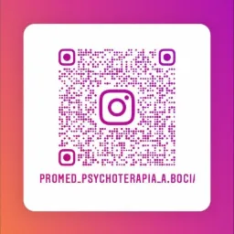 Kwadratowy kod QR z logo Instagrama w środku i nazwą użytkownika PROMED_PSYCHOTERAPIA_A.BOCI na białym tle, gradient fioletowo-pomarańczowy w tle.