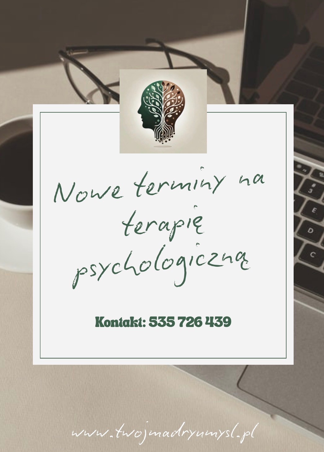Grafika z informacją o nowych terminach na terapię. Na biurku leżą okulary, kawa i laptop. W tle logo z głową i drzewem. Kontakt: 535 726 439, www.twojmadryumysl.pl