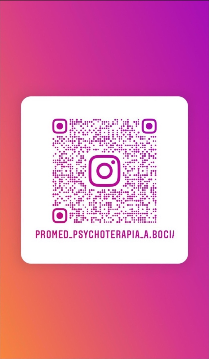 Kwadratowy kod QR z logo Instagrama w środku i nazwą użytkownika PROMED_PSYCHOTERAPIA_A.BOCI na białym tle, gradient fioletowo-pomarańczowy w tle.