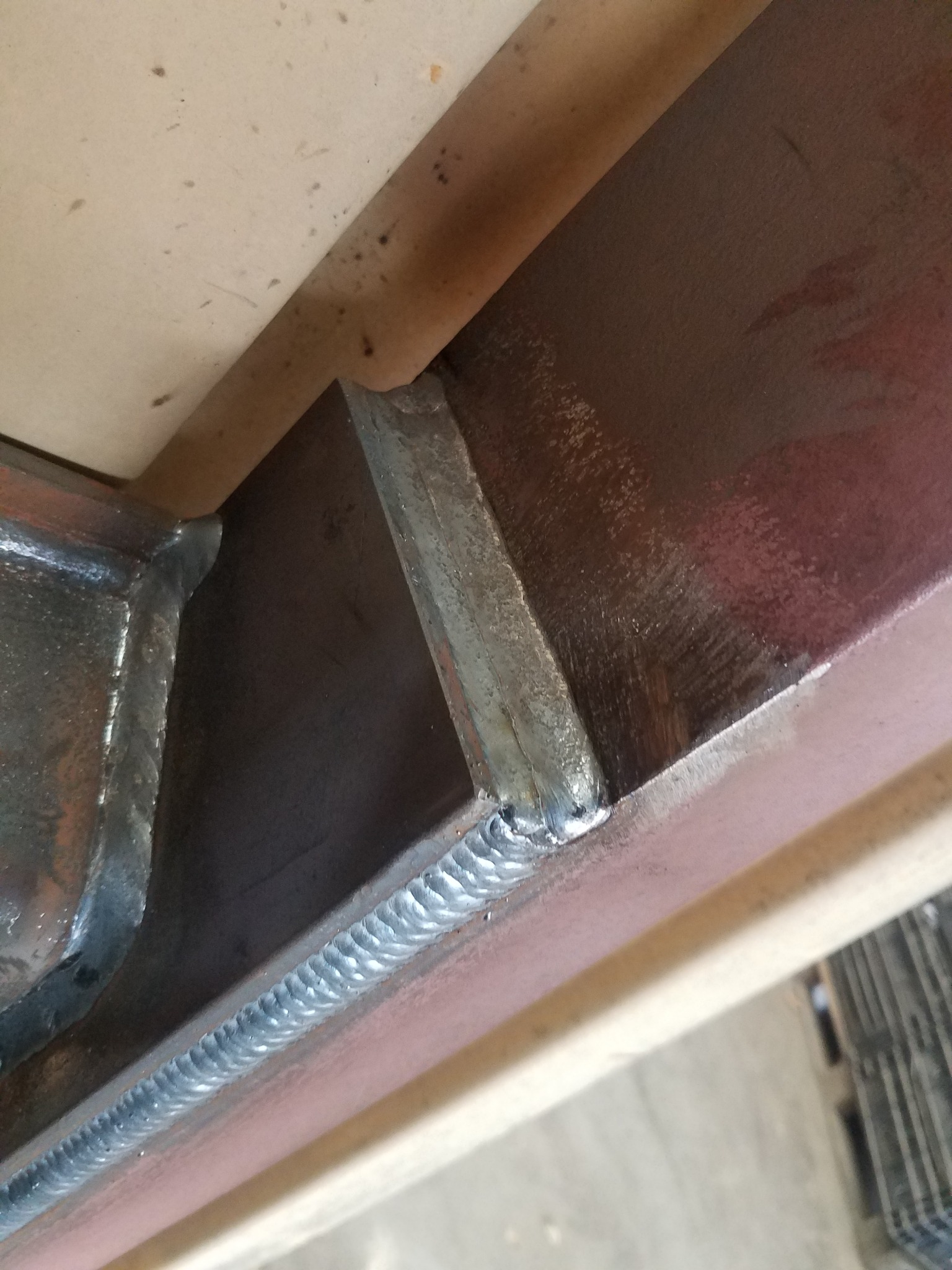 Detale spoiny na konstrukcji stalowej z widocznymi śladami spawania, ukazujące precyzję wykonania i solidność połączeń metalowych.