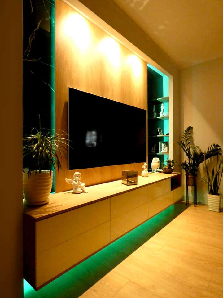 Nowoczesna szafka RTV z podświetleniem LED, drewniane wykończenie, dekoracje i rośliny. Minimalistyczny design z elementami dekoracyjnymi.