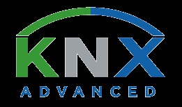 Logo KNX Advanced na czarnym tle, z zielono-niebieskim łukiem nad napisem. Litery KNX w kolorze szarym, a słowo ADVANCED mniejsze, pod spodem.